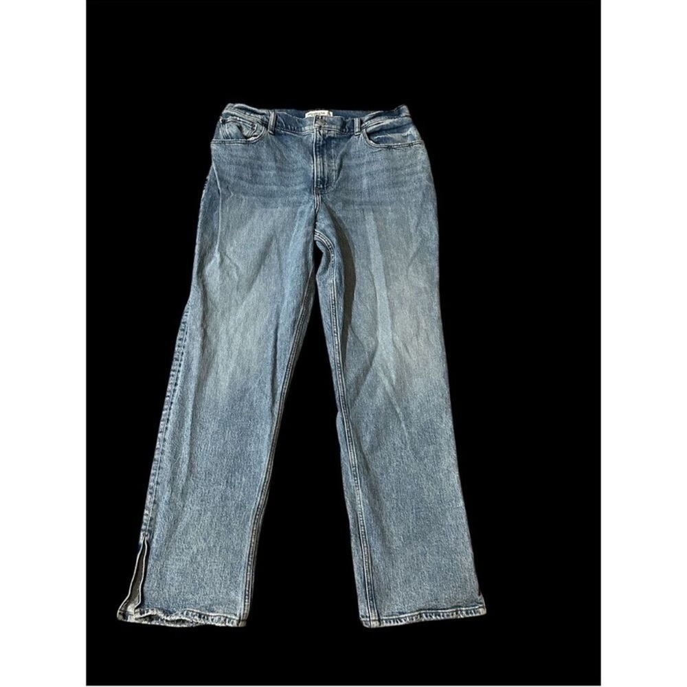 Abercrombie 90's ultra high rise straight 14
32 light wash curve love
